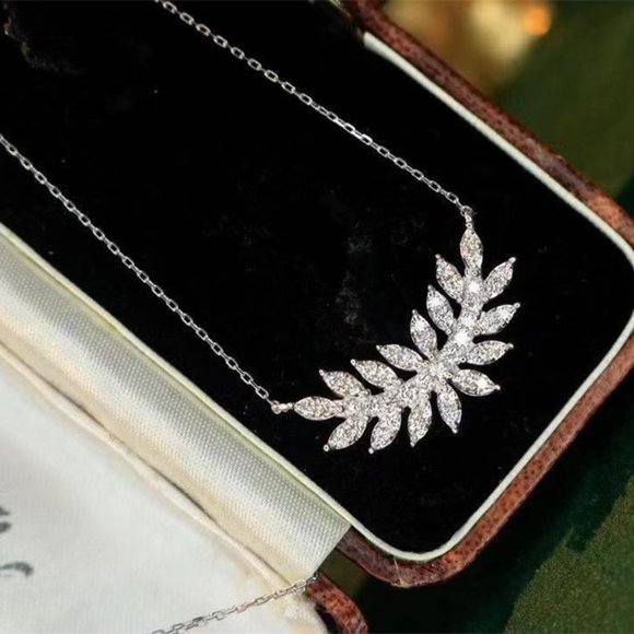 🍁 Leaf Micro Pave Designed Dazzling Zircon Pendant Necklace, UNVN12413 - Picture 2 of 7